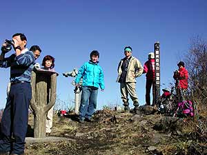 中西さん(中央左)青木さん(中央右) 山頂は10−15人で満席です。